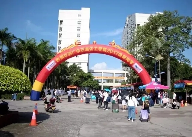 经时光的沉淀希望每一位广油学子拥有一个美好的大学生活图片:朱贤浩