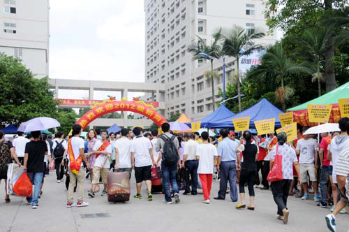 经时光的沉淀希望每一位广油学子拥有一个美好的大学生活图片:朱贤浩