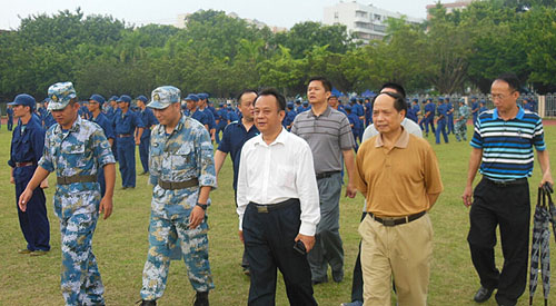 (下圖為張清華,何瀏檢查軍訓工作)