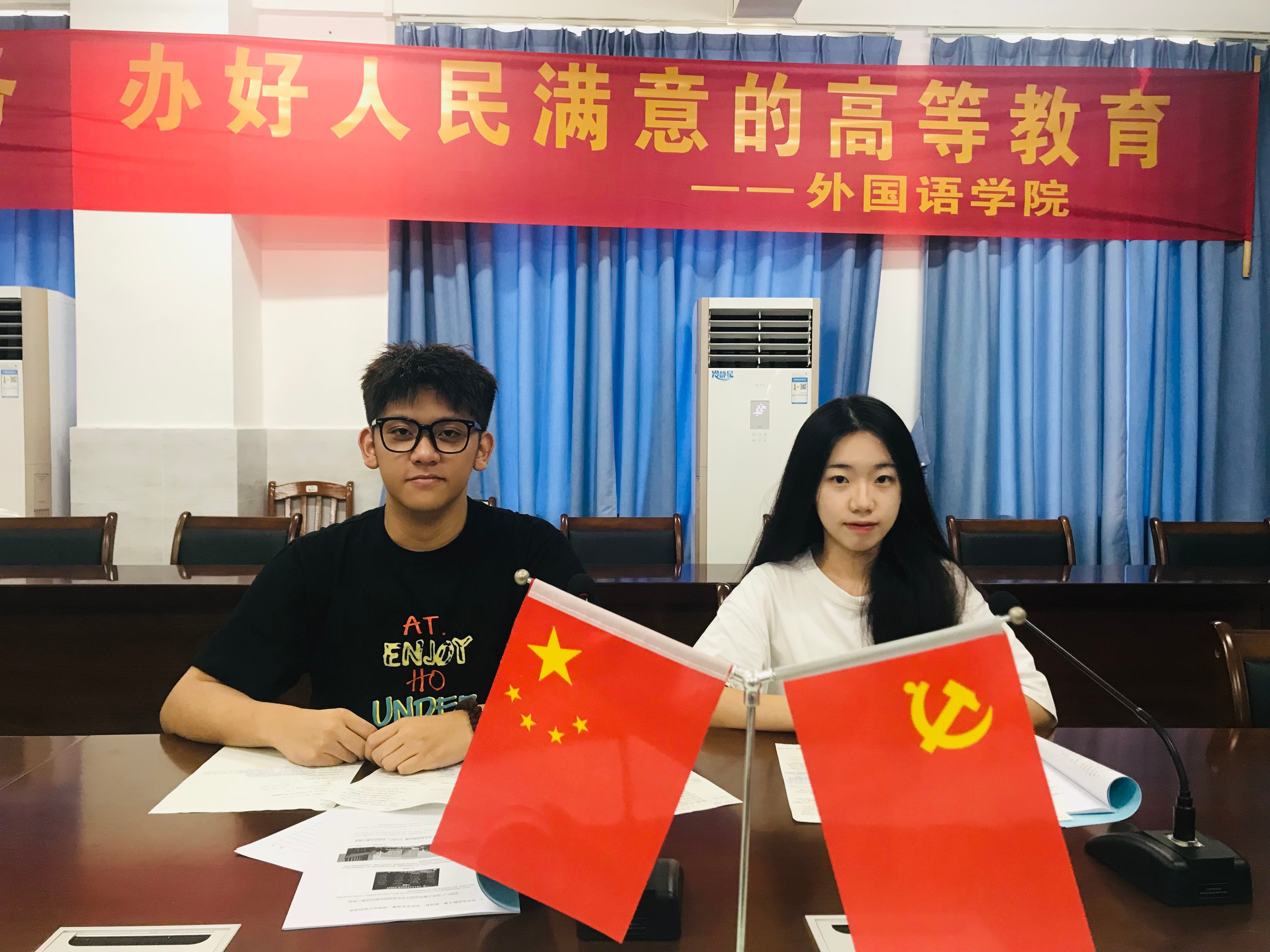 说明: 一群人在桌子前中度可信度描述已自动生成