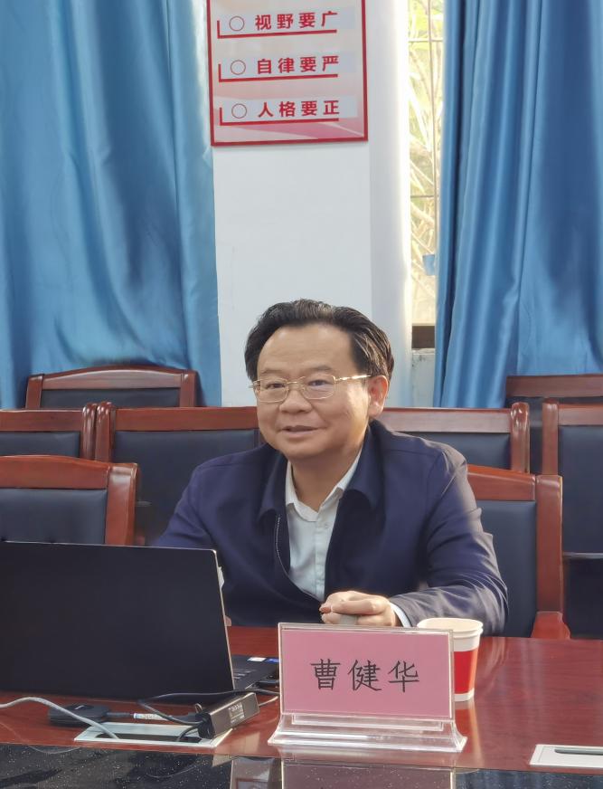 说明: 曹健华 说明: 曹健华