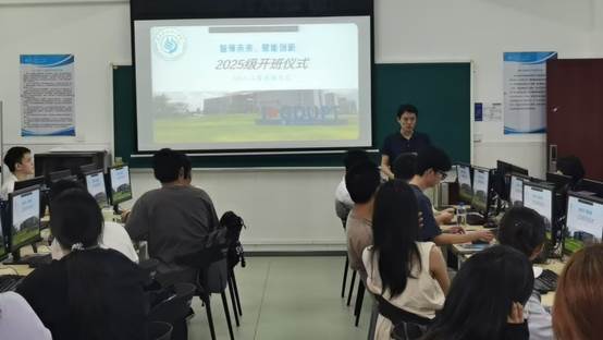 说明: 一群人站在台上演讲AI 生成的内容可能不正确。 说明: 一群人站在台上演讲AI 生成的内容可能不正确。