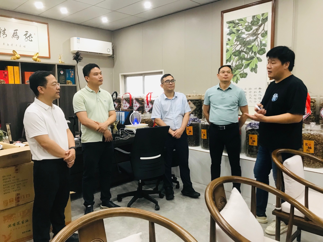 一群人站在桌子旁描述已自动生成