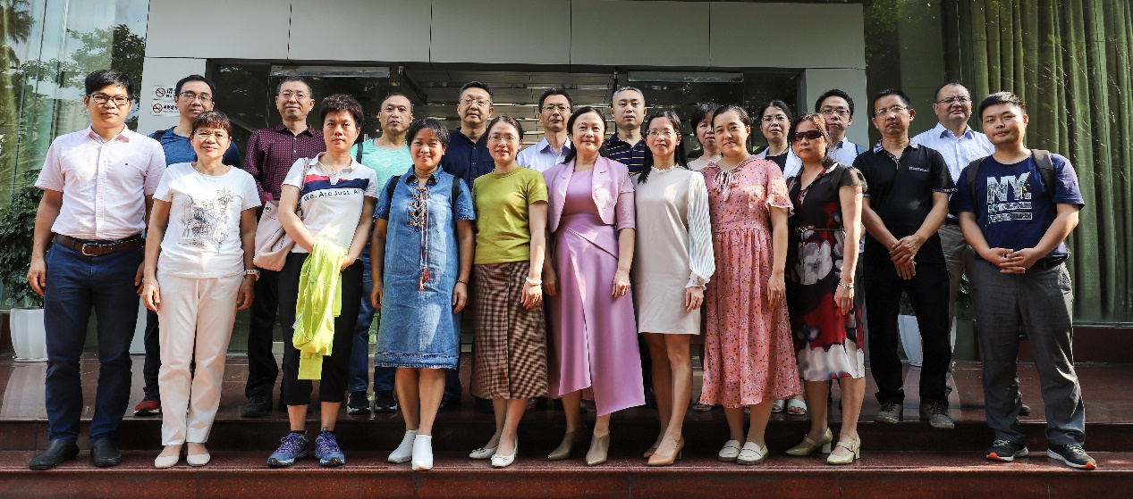 说明: 一群人站在一起描述已自动生成