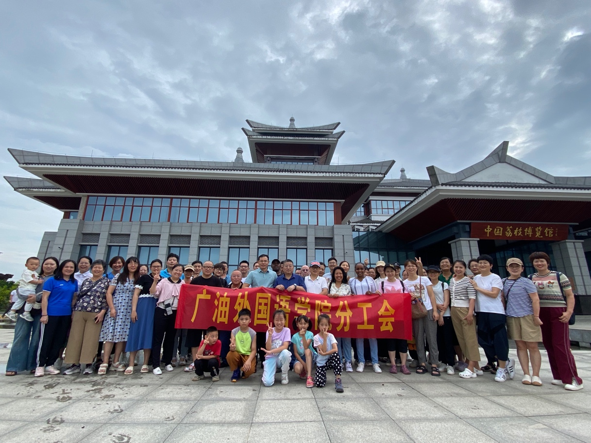 说明: 一群人站在建筑前的广场上有许多人描述已自动生成 说明: 一群人站在建筑前的广场上有许多人描述已自动生成