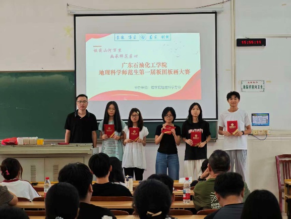 一群人在开会AI 生成的内容可能不正确。