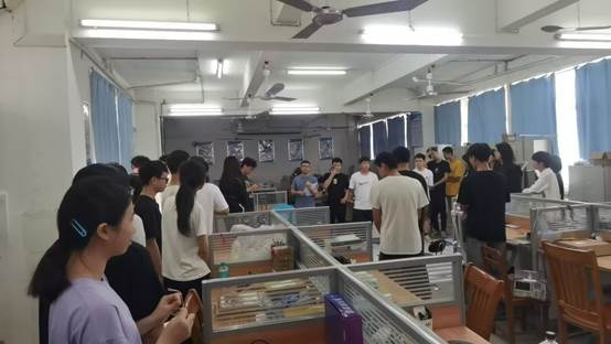 说明: 人们在厨房里工作AI 生成的内容可能不正确。 说明: 人们在厨房里工作AI 生成的内容可能不正确。