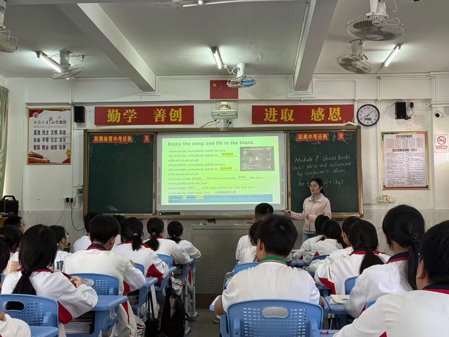 一群人在开会描述已自动生成