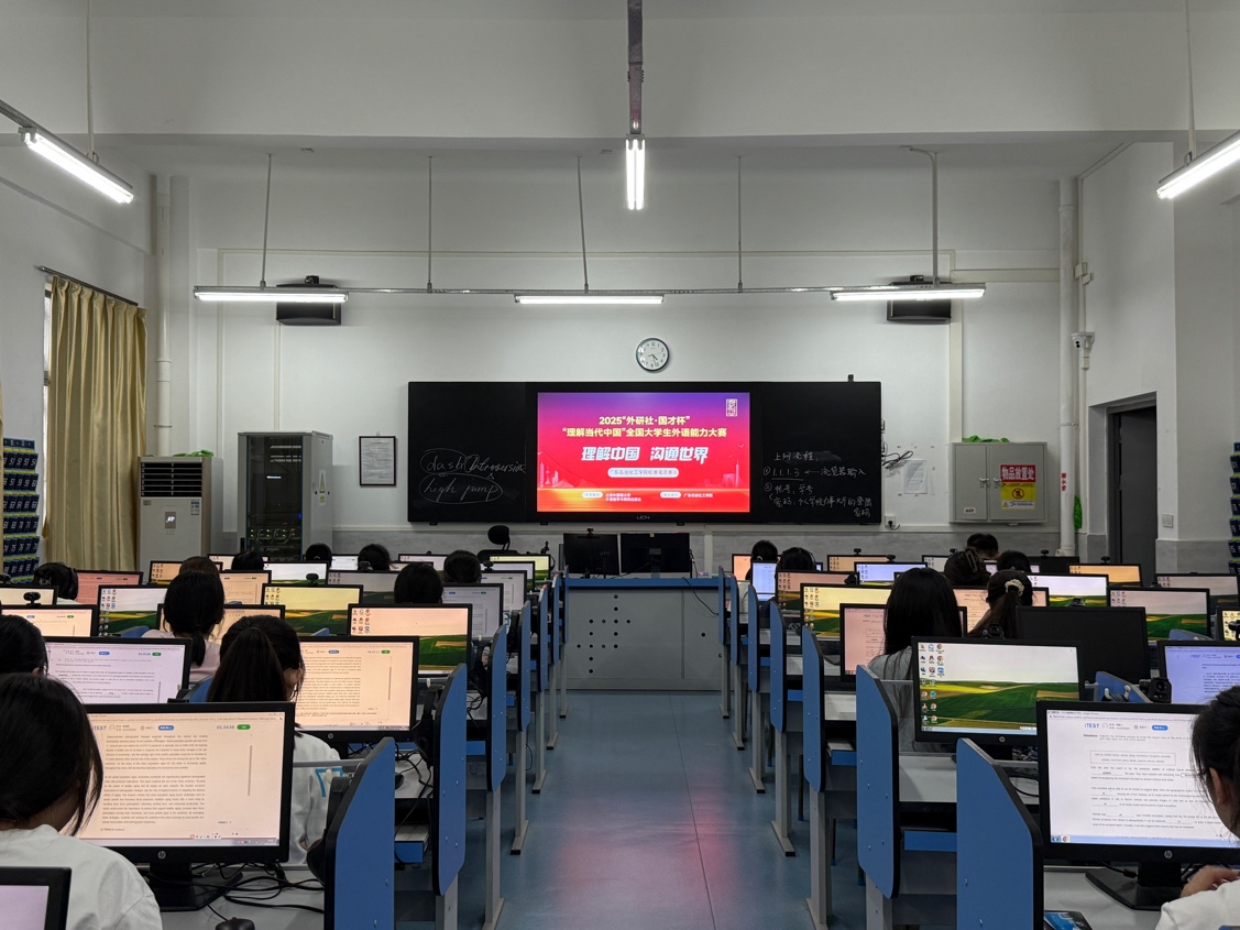 房间里有许多电脑低可信度描述已自动生成