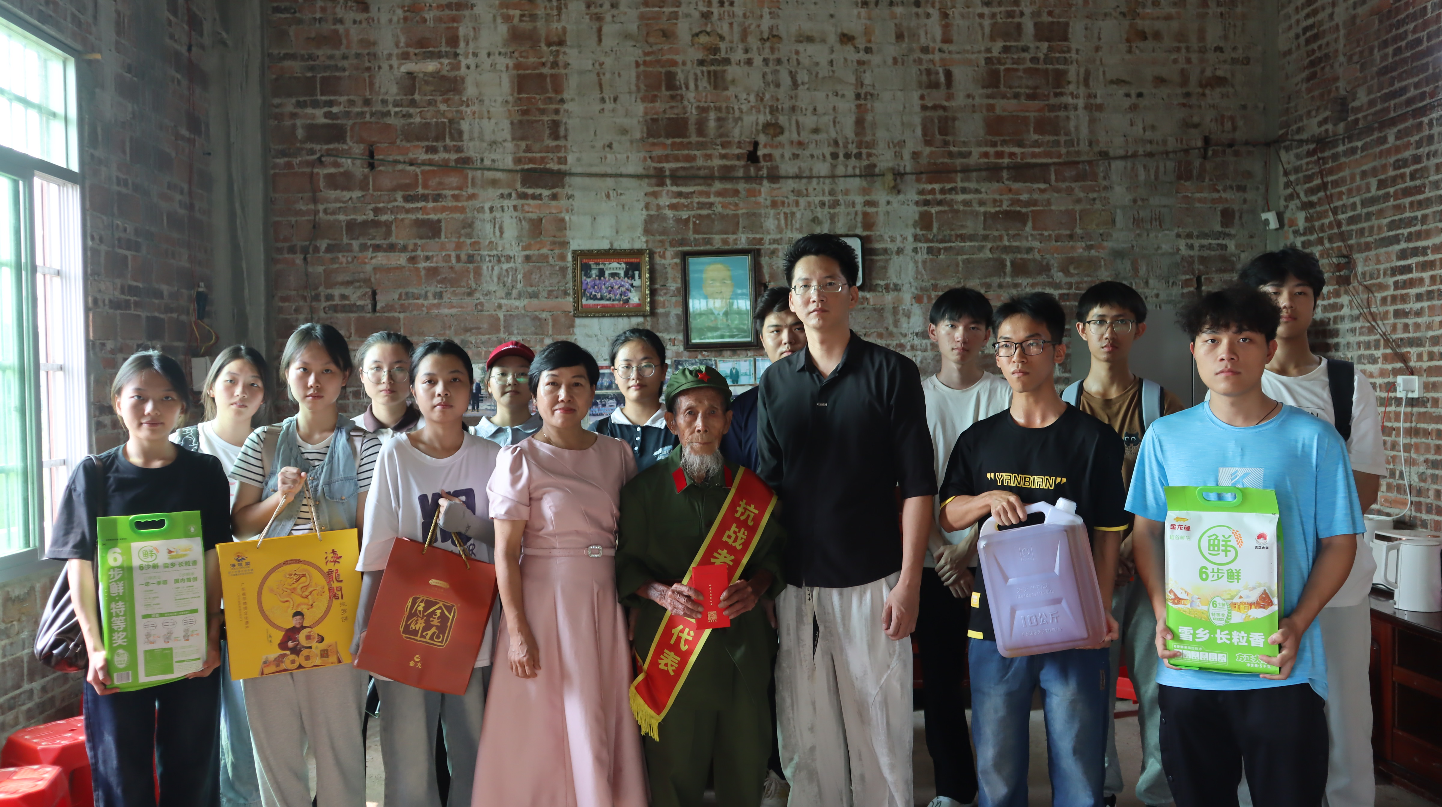 送慰问品合影