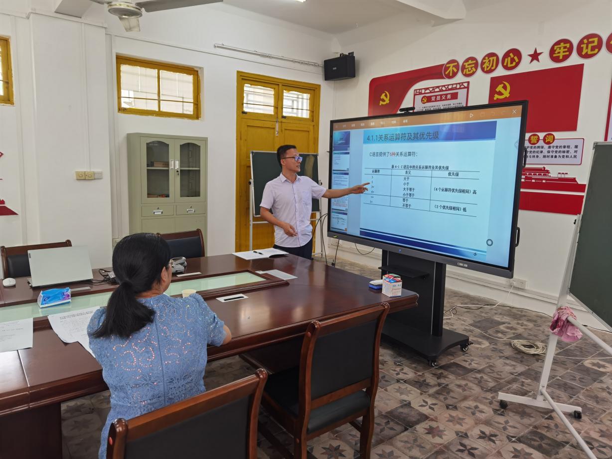 说明: 邓向武现场教学展示 说明: 邓向武现场教学展示