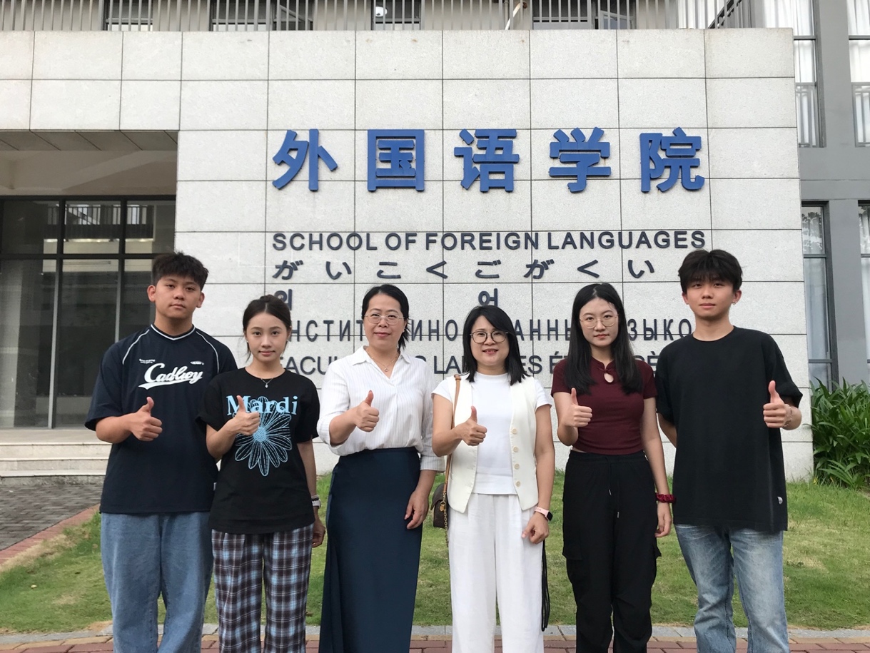 一群人站在一起合影描述已自动生成