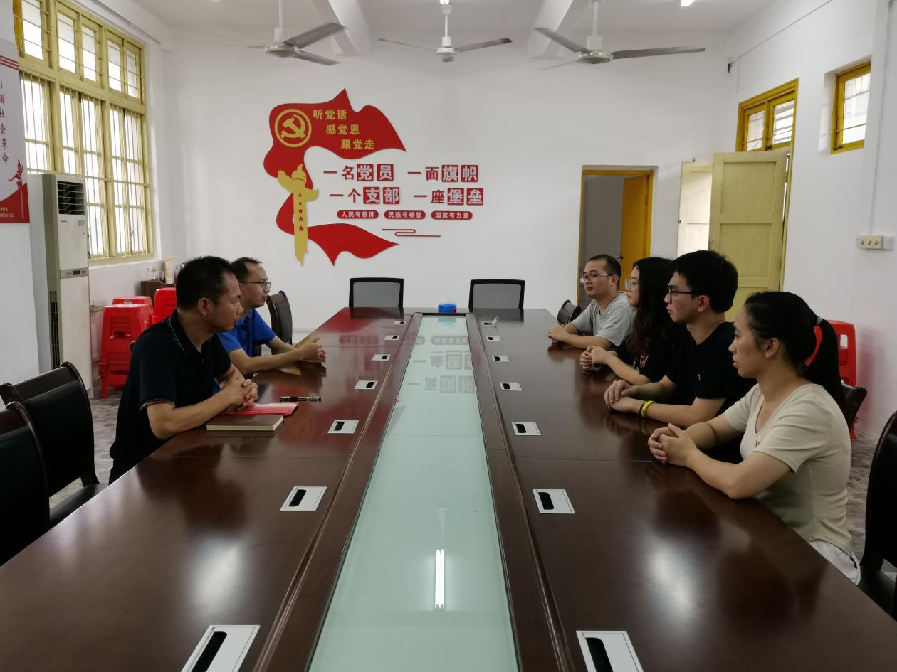 与学生党员代表座谈