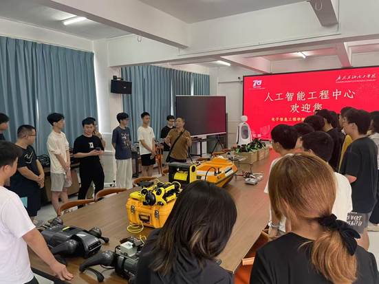 说明: 一群人在开会AI 生成的内容可能不正确。 说明: 一群人在开会AI 生成的内容可能不正确。