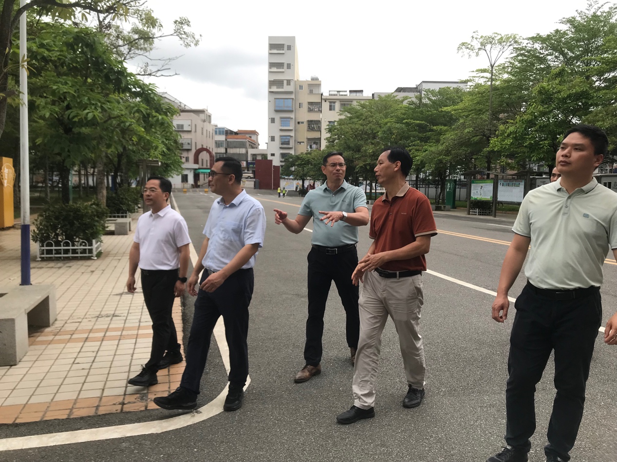 一群人在街道上走描述已自动生成