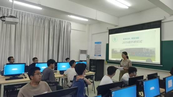 说明: 一群人在看电脑AI 生成的内容可能不正确。 说明: 一群人在看电脑AI 生成的内容可能不正确。